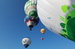 Balón POHODA připraven ke startu, další balóny již ve vzduchu.